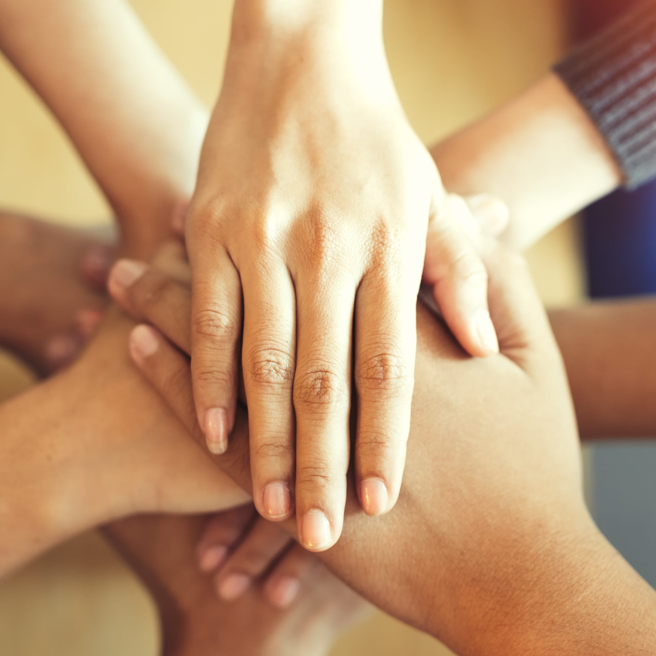 Lokalni liderzy i liderki Fundacja Powerfly. Złożone ręcę, zespół.