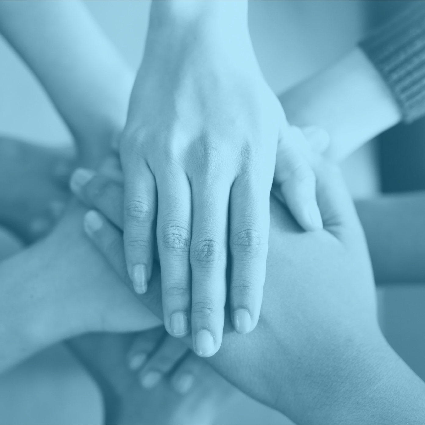 Zespół i ręce położone na sobie fundacja powerfly