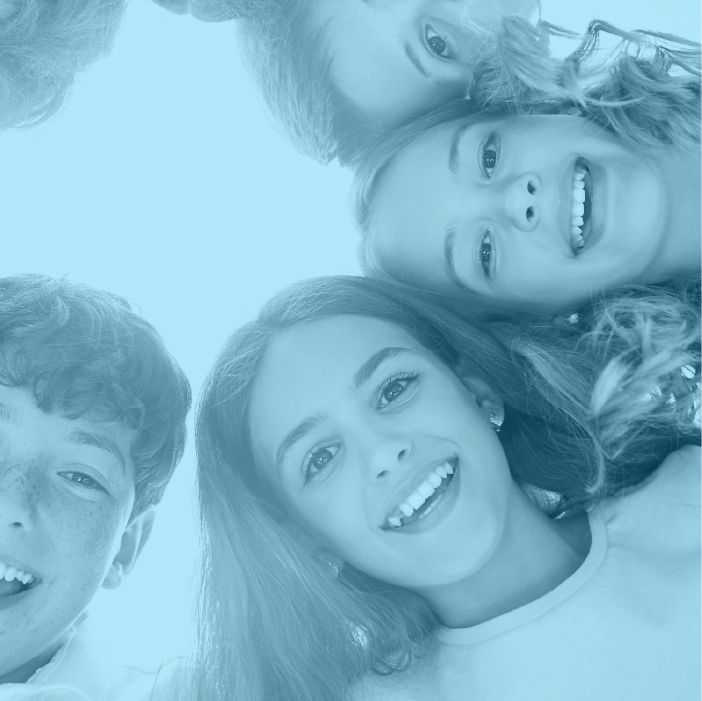 Uśmiechnięte dzieci i młodzież fundacja powerfly